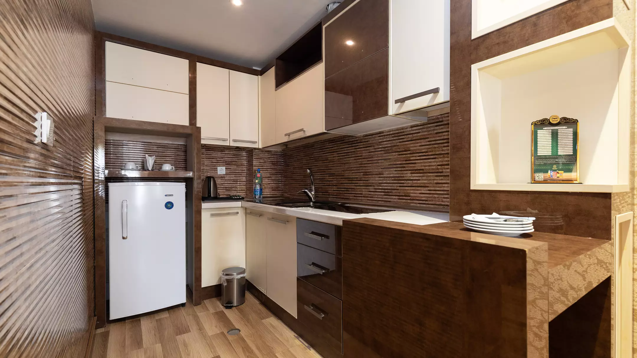 Alibaba https://cdn.alibaba.ir/ostorage/hotel-accommodation-images/67063a8a0fe27c5a5df8fb0d_bbca2ac4-7bbf-406e-9695-7335c25c0597_هتل تبرک - اتاق چهارتخته دبل سینگل (4).webp